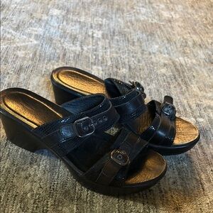 Dansko womens size 39 (8.5/9) Stylish Black Wedge Sandals- slip on